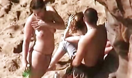 秋の森で裸の赤毛の雌犬 女の子 の ため エッチ 動画